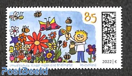 Children creating stamps 1v
